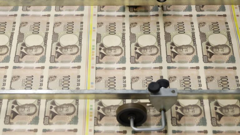 Yen plunges but currency experts not rethinking Japan’s rate policy