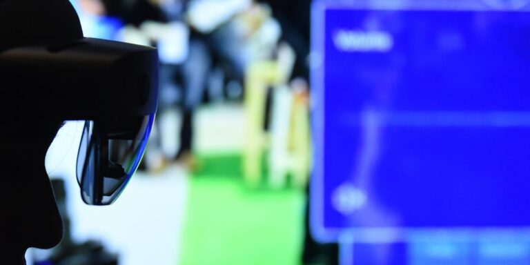 Microsoft HoloLens Is Doomed. Its Huge IVAS Contract Is in Trouble.