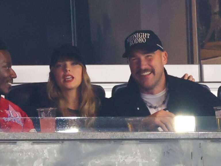 Taylor Swift & Travis Kelce Cozy Up At The Yankees’ Big Game: Photos