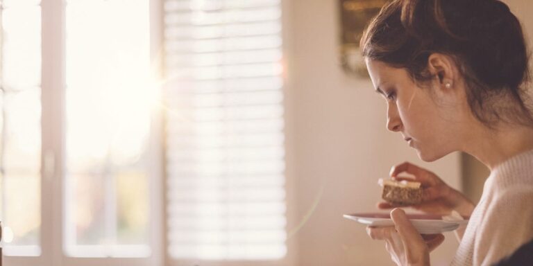 Eating Alone Can Lead to Overeating; Here’s What Dietitians Recommend