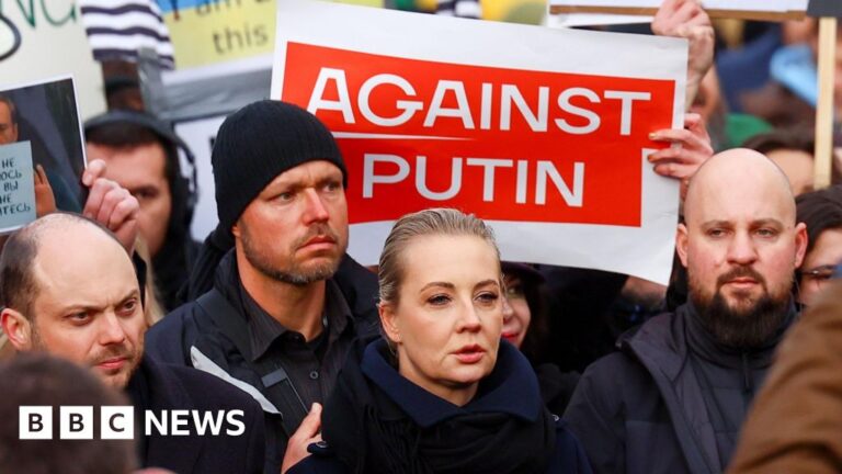 Yulia Navalnaya and Russian opposition take to streets of Berlin