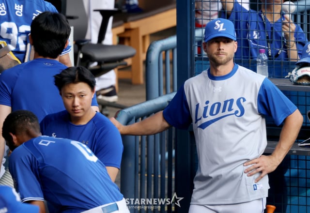 The 2026 Shinhan SOL KBO League game between the Doosan Bears and Samsung Lions was held on the 24th at Seoul Jamsil Baseball Stadium. Samsung's new foreign pitcher Austin Bost is seen cheering for the players. /Photo=Kim Jin-kyung kim.jinkyung@