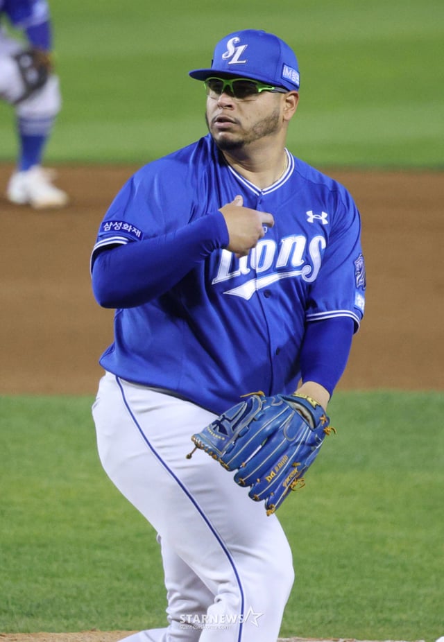 The 2026 Shinhan SOL KBO League game between the Doosan Bears and Samsung Lions was held on the 28th at Seoul Jamsil Baseball Stadium. Samsung's starting pitcher Ariel Harada is seen pitching intensely. /Photo=Kim Jin-kyung kim.jinkyung@