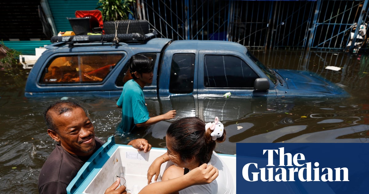 Bangkok at breaking point as floods turn streets into stagnant lakes Bangkok at breaking point as floods turn streets into stagnant lakes